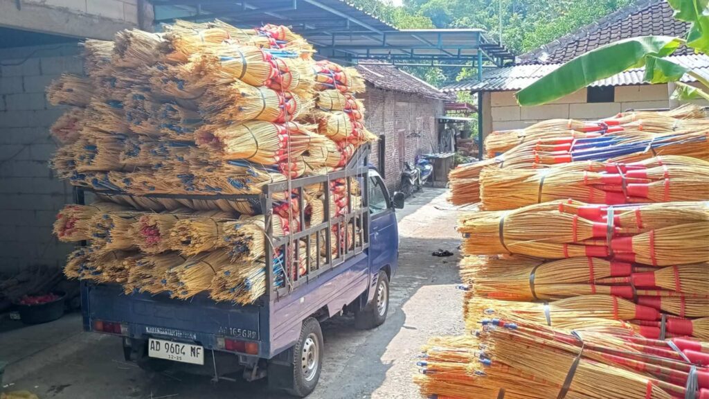 Coconut leafstick broom quality inspection before packaging