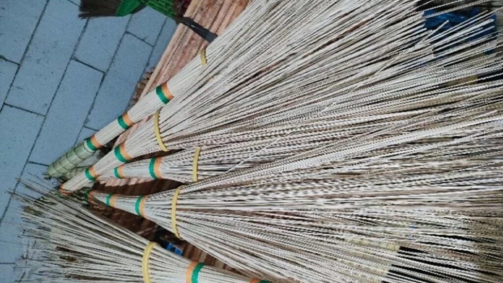 Palm leafstick broom quality inspection before packaging