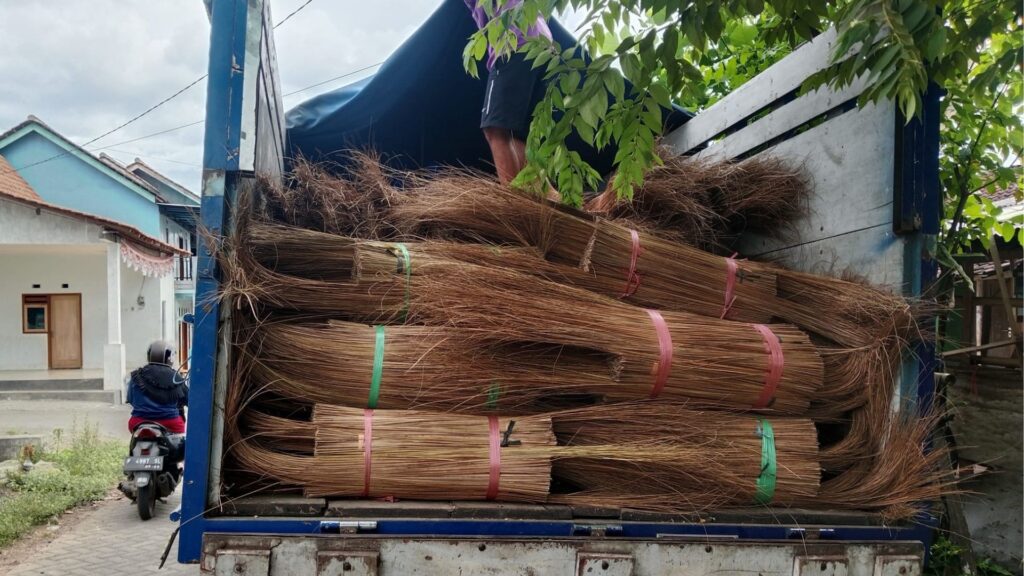 sapu lidi daun kelapa