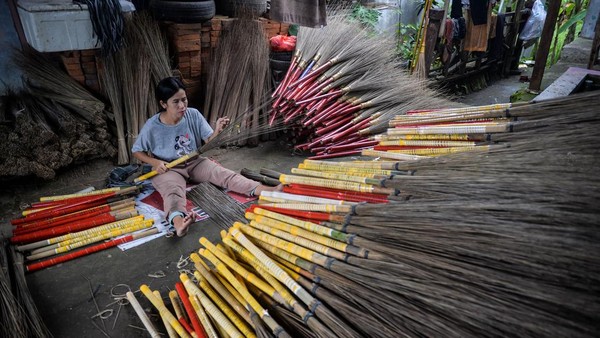 sweeping broom 