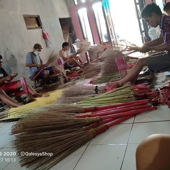 ไม้กวาดวัสดุธรรมชาติ ด้ามไม้แข็งแรงใช้งานทนทาน