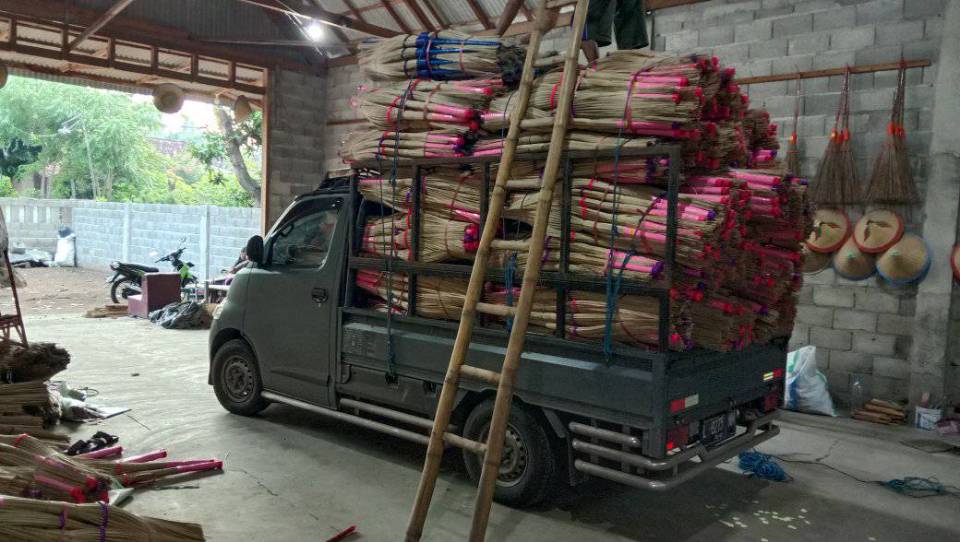 صحن صاف کرنے کے لیے روایتی جھاڑو