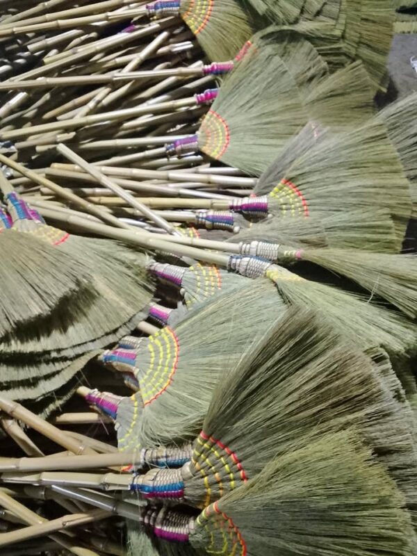 Walis tambo para sa sahig at bakuran cleaning